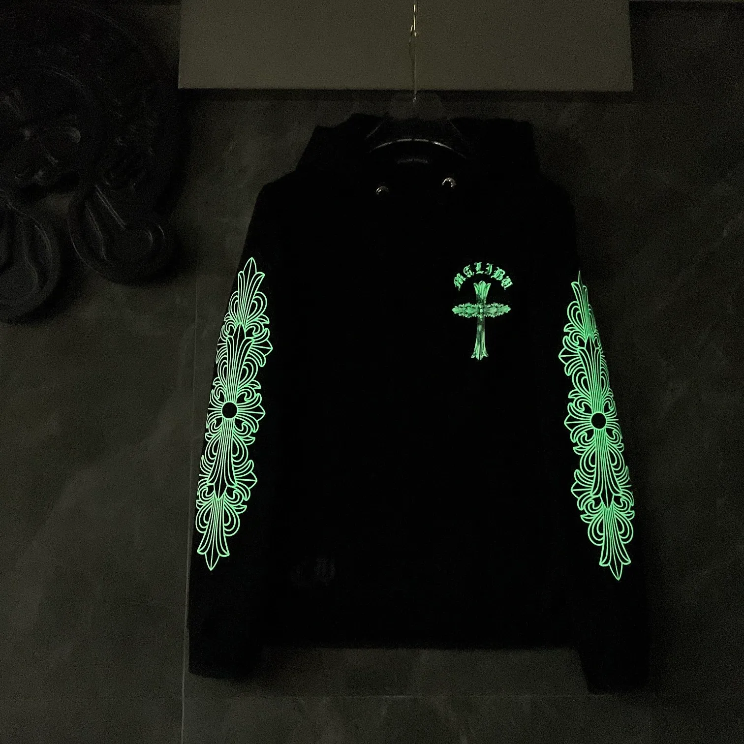 P246 Chrome Hearts Autumn and Winter 2025 Counter Synchronization ❤️ Crow Graffiti Big Horseshoe Hand-painted Luminous Hooded Sweatshirt Improved customized version 1:1 high-gram weight high-quality fabric Recommended color: black Size: S, M, L, XL